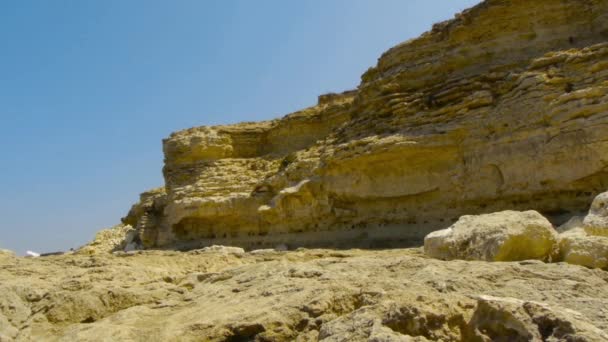 Mavi gökyüzüne karşı kayalık deniz kıyısı — Stok video