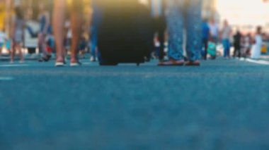 Şehirde yürüyüş kişilik bir kalabalık bacaklar. Büyük bir şehirde yoğun bir cadde. Ayakları üzerinde işaretler ile dorh çok sayıda hareketi