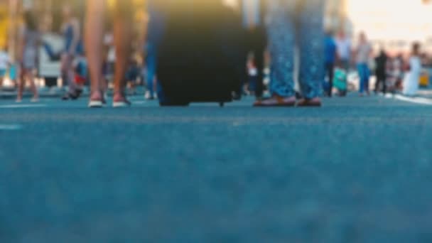 Piernas de una multitud de personas caminando por la ciudad. Una calle concurrida en una gran ciudad. Movimiento de un gran número de pies en el dormitorio con las marcas — Vídeos de Stock