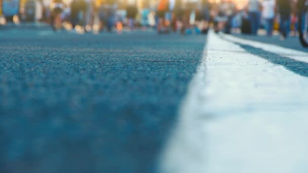 Gambe di una folla di persone che camminano in città. Una strada trafficata in una grande città. Movimento di un gran numero di piedi sul dorh con le marcature — Video Stock