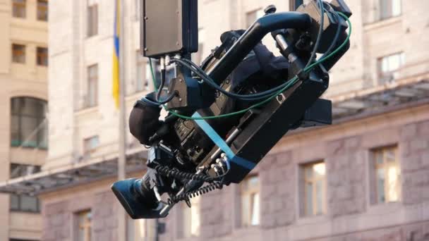 Camcorder op de kraan tijdens het fotograferen. Een film op straat te filmen — Stockvideo