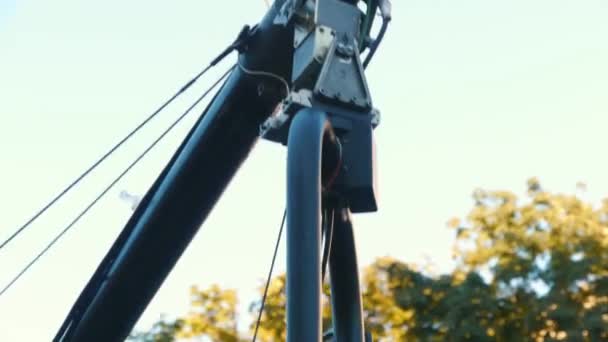 Caméscope sur le robinet pendant la prise de vue. Tourner un film dans la rue — Video