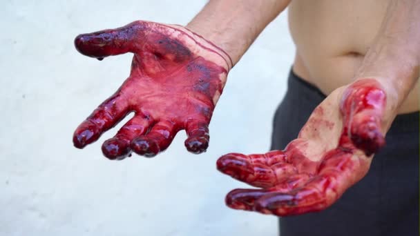 Bloedige handen. Mannelijke handen zijn gekleurd met bloed, handen van de misdadiger — Stockvideo