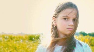 Saç geliştirme ile doğa zemin üzerine iri kahverengi gözlü çekici küçük kız portresi