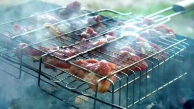 Barbekü ızgara lezzetli ızgara et ile. Barbekü et kızarmış ızgara rendeleyin. Izgara etler açık havada.