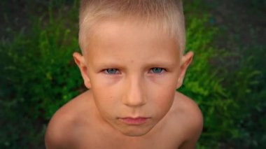 Yakın çekim portre yukarıdan doğrudan kameraya, 6 yaşındaki çocuk, delici bir görünümünü arıyorsunuz mavi gözlü küçük bir çocuk göster