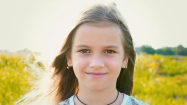 Saç geliştirme ile doğa zemin üzerine iri kahverengi gözlü çekici küçük kız portresi