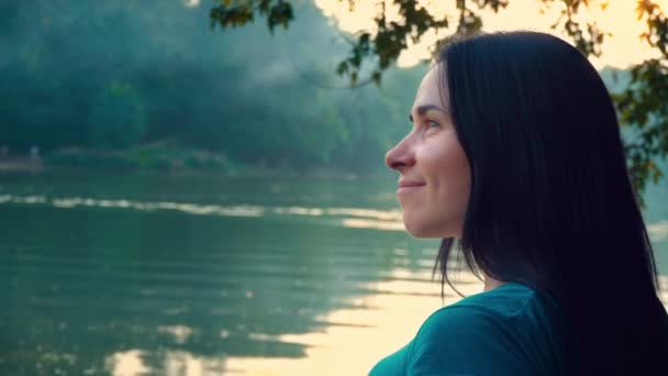 Žena Modrých Šatech Odpočívá Nedaleko Jezera Sedí Dřevěném Molu Swing — Stock video