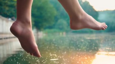 Genç bir kadın bir göl kenarında rahatlatır