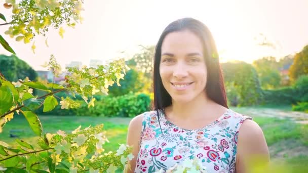 Retrato Uma Morena Sorridente Com Bochechas Onduladas Contra Parque Verde — Vídeo de Stock