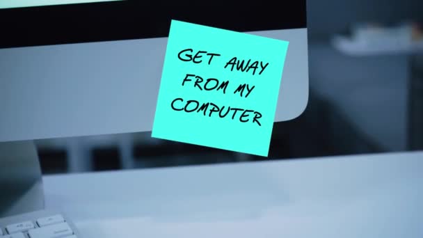 Krijg Vanaf Mijn Computer Inscriptie Sticker Monitor Bericht Motivatie Herinnering — Stockvideo