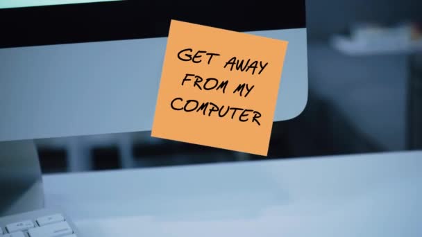 Bilgisayarımdan Uzak Dur Etiket Monitör Üzerinde Yazıt Leti Motivasyon Hatırlatma — Stok video