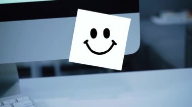 Karakter gülümse. Etiket monitör üzerinde çizim gülümse. İleti. Motivasyon. Hatırlatma. El yazısı metnini bir marker ile yazılmış. Renk etiket. Bir çalışan, bir meslektaşım için bir mesaj