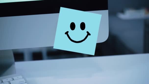 微笑的性格 在显示器上的贴纸上微笑绘图 用标记书写的手写文本 彩色贴纸 给员工 同事的信息 — 图库视频影像