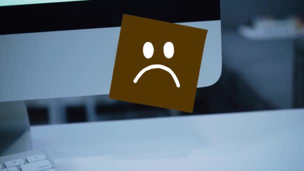 Sorriso Triste Faccia Triste Dipinta Adesivo Sul Monitor Messaggio Motivazione — Video Stock