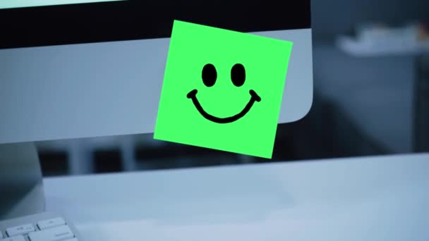 Karakter Gülümse Etiket Monitör Üzerinde Çizim Gülümse Leti Motivasyon Hatırlatma — Stok video