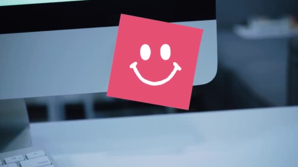 Carattere Sorridente Sorridi Disegnando Sull Adesivo Sul Monitor Messaggio Motivazione — Video Stock