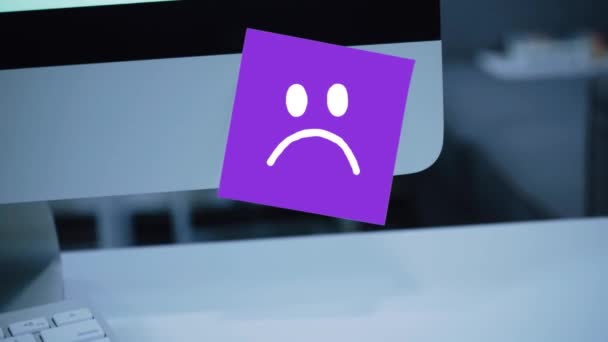 Sorriso Triste Faccia Triste Dipinta Adesivo Sul Monitor Messaggio Motivazione — Video Stock