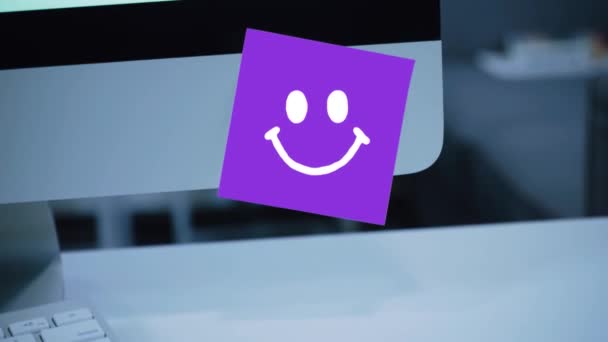 Lächeln Lächeln Auf Einem Aufkleber Auf Dem Monitor Botschaft Motivation — Stockvideo
