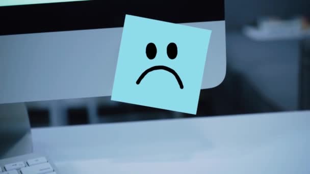 Sorriso Triste Faccia Triste Dipinta Adesivo Sul Monitor Messaggio Motivazione — Video Stock