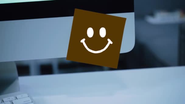 Lächeln Lächeln Auf Einem Aufkleber Auf Dem Monitor Botschaft Motivation — Stockvideo