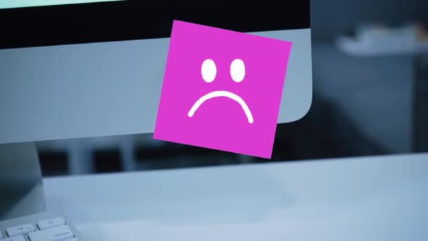 Sorriso Triste Faccia Triste Dipinta Adesivo Sul Monitor Messaggio Motivazione — Video Stock