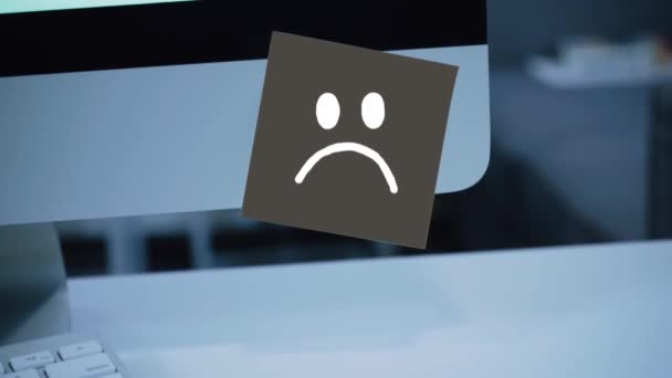 Smutny Uśmiech Smutną Twarz Malowane Naklejce Monitorze Komunikat Motywacja Przypomnienie — Wideo stockowe