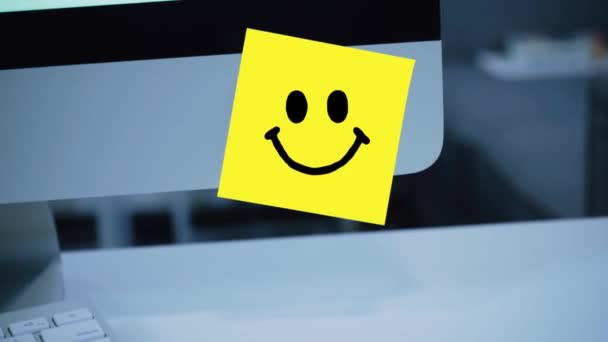 Посмішка Персонажа Посмішка Малює Наклейці Моніторі Послання Мотивація Нагадування Текст — стокове відео