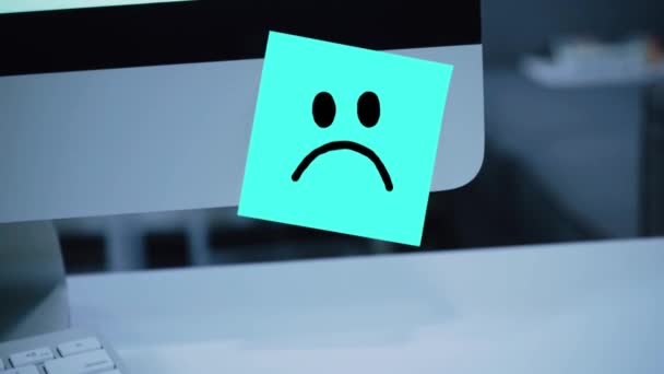 Hüzünlü Gülümseme Üzgün Yüz Ekran Üzerindeki Bir Etikette Boyalı Leti — Stok video