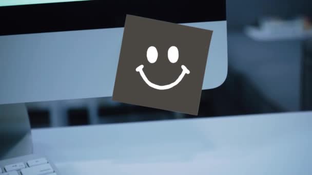 Carattere Sorridente Sorridi Disegnando Sull Adesivo Sul Monitor Messaggio Motivazione — Video Stock