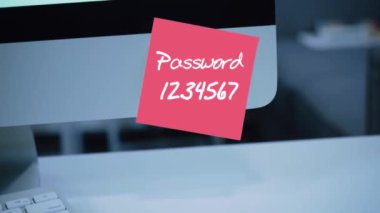 Basit, kolay şifre. QWERTY. 1234567. bilgisayar güvenlik. Hesap kesmek. Parola monitör. El yazısı metnini bir marker ile yazılmış. Renk etiket. Bir çalışan, bir meslektaşım için bir mesaj
