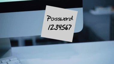 Basit, kolay şifre. QWERTY. 1234567. bilgisayar güvenlik. Hesap kesmek. Parola monitör. El yazısı metnini bir marker ile yazılmış. Renk etiket. Bir çalışan, bir meslektaşım için bir mesaj