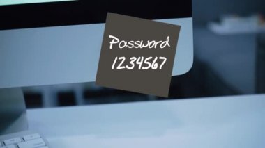 Basit, kolay şifre. QWERTY. 1234567. bilgisayar güvenlik. Hesap kesmek. Parola monitör. El yazısı metnini bir marker ile yazılmış. Renk etiket. Bir çalışan, bir meslektaşım için bir mesaj