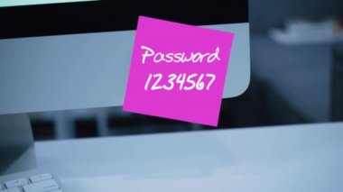 Basit, kolay şifre. QWERTY. 1234567. bilgisayar güvenlik. Hesap kesmek. Parola monitör. El yazısı metnini bir marker ile yazılmış. Renk etiket. Bir çalışan, bir meslektaşım için bir mesaj