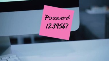 Basit, kolay şifre. QWERTY. 1234567. bilgisayar güvenlik. Hesap kesmek. Parola monitör. El yazısı metnini bir marker ile yazılmış. Renk etiket. Bir çalışan, bir meslektaşım için bir mesaj