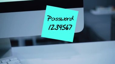 Basit, kolay şifre. QWERTY. 1234567. bilgisayar güvenlik. Hesap kesmek. Parola monitör. El yazısı metnini bir marker ile yazılmış. Renk etiket. Bir çalışan, bir meslektaşım için bir mesaj