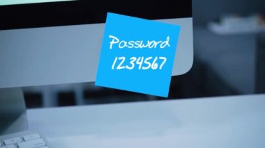 Basit, kolay şifre. QWERTY. 1234567. bilgisayar güvenlik. Hesap kesmek. Parola monitör. El yazısı metnini bir marker ile yazılmış. Renk etiket. Bir çalışan, bir meslektaşım için bir mesaj