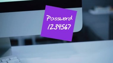 Basit, kolay şifre. QWERTY. 1234567. bilgisayar güvenlik. Hesap kesmek. Parola monitör. El yazısı metnini bir marker ile yazılmış. Renk etiket. Bir çalışan, bir meslektaşım için bir mesaj