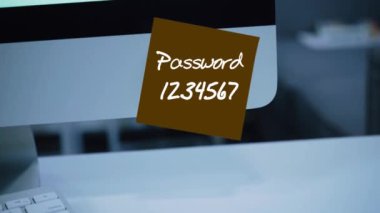 Basit, kolay şifre. QWERTY. 1234567. bilgisayar güvenlik. Hesap kesmek. Parola monitör. El yazısı metnini bir marker ile yazılmış. Renk etiket. Bir çalışan, bir meslektaşım için bir mesaj