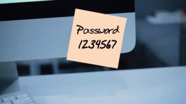 Basit, kolay şifre. QWERTY. 1234567. bilgisayar güvenlik. Hesap kesmek. Parola monitör. El yazısı metnini bir marker ile yazılmış. Renk etiket. Bir çalışan, bir meslektaşım için bir mesaj