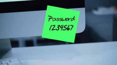 Basit, kolay şifre. QWERTY. 1234567. bilgisayar güvenlik. Hesap kesmek. Parola monitör. El yazısı metnini bir marker ile yazılmış. Renk etiket. Bir çalışan, bir meslektaşım için bir mesaj