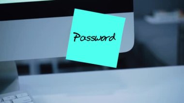 Basit, kolay şifre. QWERTY. 1234567. bilgisayar güvenlik. Hesap kesmek. Parola monitör. El yazısı metnini bir marker ile yazılmış. Renk etiket. Bir çalışan, bir meslektaşım için bir mesaj