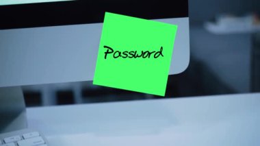 Basit, kolay şifre. QWERTY. 1234567. bilgisayar güvenlik. Hesap kesmek. Parola monitör. El yazısı metnini bir marker ile yazılmış. Renk etiket. Bir çalışan, bir meslektaşım için bir mesaj