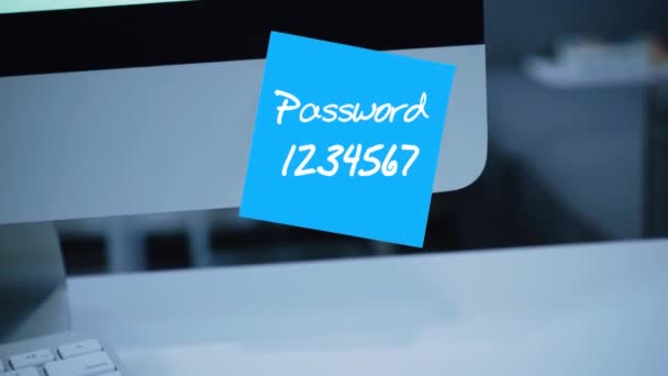 Eenvoudig Gemakkelijk Wachtwoord Qwerty 1234567 Computerbeveiliging Account Hacken Wachtwoord Monitor — Stockvideo