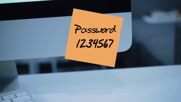 简单的密码 1234567 计算机安全 帐户黑客攻击 监视器上的密码 用标记书写的手写文本 彩色贴纸 给员工 同事的信息 — 图库视频影像