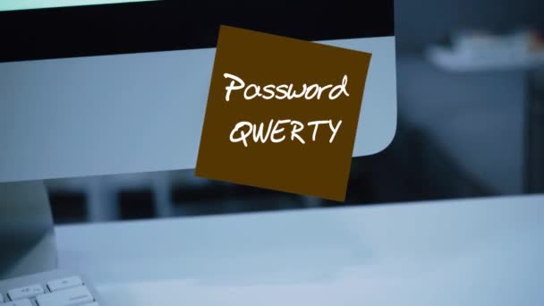 シンプルで使いやすいパスワード Qwerty 1234567 コンピューターのセキュリティ アカウントのハッキング モニターのパスワードです マーカーで書かれた手書きの文字 カラー ステッカー 従業員 — ストック動画