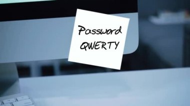 Basit, kolay şifre. QWERTY. 1234567. bilgisayar güvenlik. Hesap kesmek. Parola monitör. El yazısı metnini bir marker ile yazılmış. Renk etiket. Bir çalışan, bir meslektaşım için bir mesaj