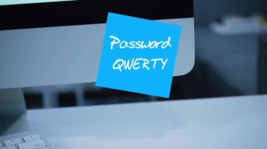 Basit, kolay şifre. QWERTY. 1234567. bilgisayar güvenlik. Hesap kesmek. Parola monitör. El yazısı metnini bir marker ile yazılmış. Renk etiket. Bir çalışan, bir meslektaşım için bir mesaj