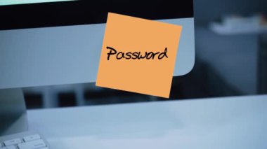 Basit, kolay şifre. QWERTY. 1234567. bilgisayar güvenlik. Hesap kesmek. Parola monitör. El yazısı metnini bir marker ile yazılmış. Renk etiket. Bir çalışan, bir meslektaşım için bir mesaj