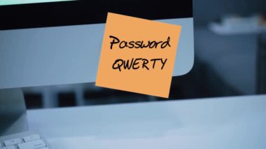Basit, kolay şifre. QWERTY. 1234567. bilgisayar güvenlik. Hesap kesmek. Parola monitör. El yazısı metnini bir marker ile yazılmış. Renk etiket. Bir çalışan, bir meslektaşım için bir mesaj